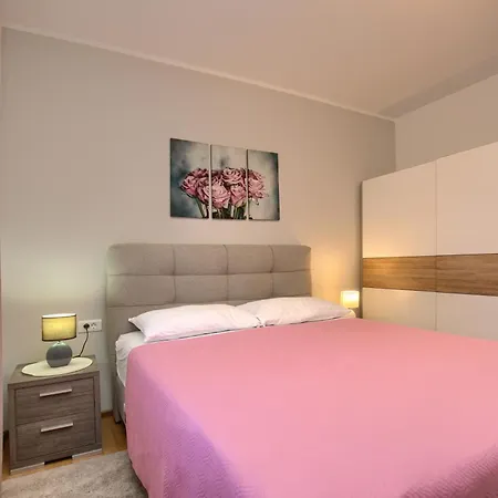 Lenny Apartment