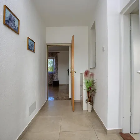 Lenny Apartment