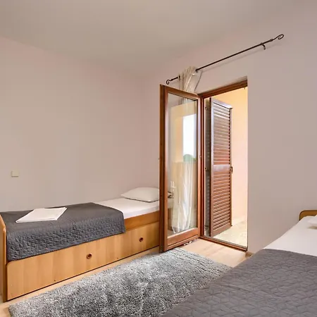 Lenny Apartment