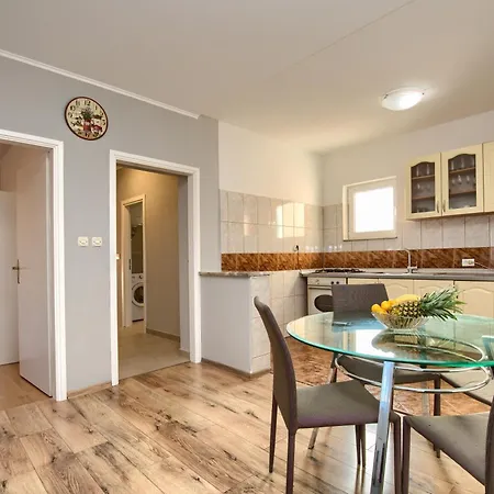 Apartment Lenny